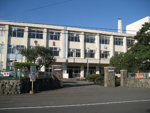 青森県立三本木高等学校附属中学校の校舎の写真