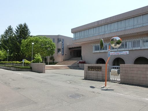 青森明の星中学校の校舎の写真