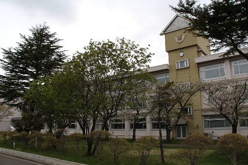 秋田大学教育文化学部附属中学校の校舎の写真