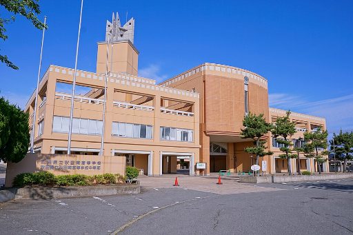 秋田県立秋田南高等学校中等部の校舎の写真