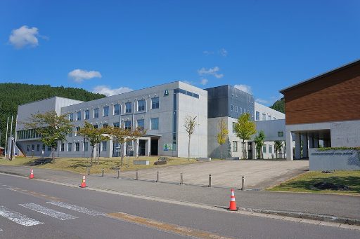 秋田県立横手清陵学院中学校の校舎の写真