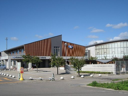 秋田県立大館国際情報学院中学校の校舎の写真