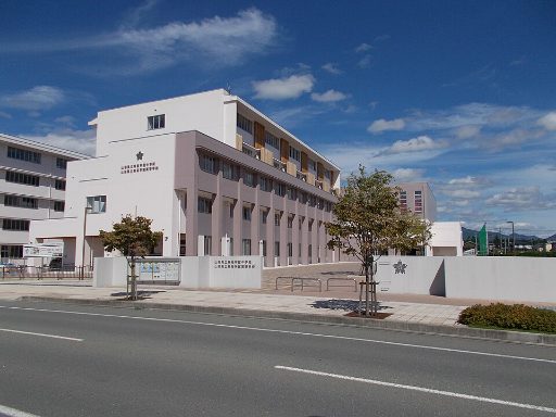 山形県立東桜学館中学校の校舎の写真