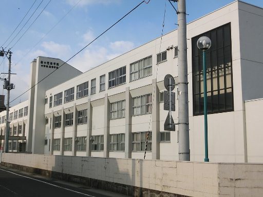 桜の聖母学院中学校の校舎の写真