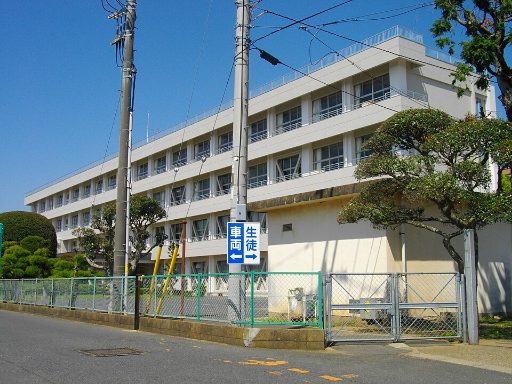 茨城県立鹿島高等学校附属中学校の校舎の写真