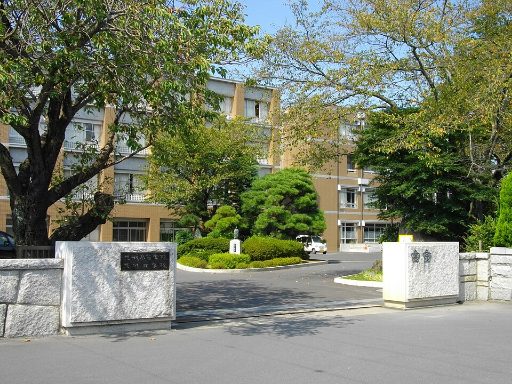 茨城中学校の校舎の写真