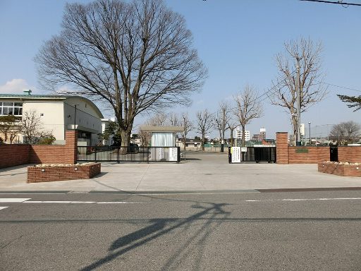 宇都宮大学共同教育学部附属中学校の校舎の写真