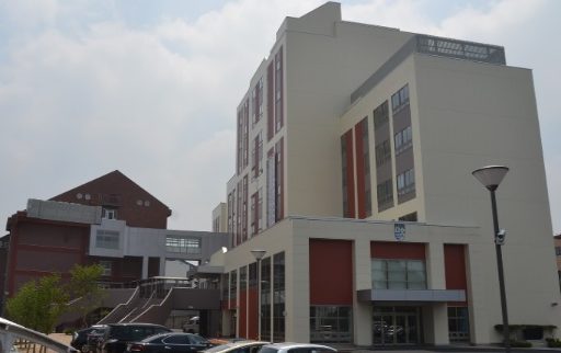 白鴎大学足利中学校の校舎の写真