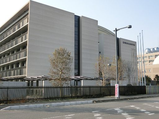 川口市立高等学校附属中学校の校舎の写真