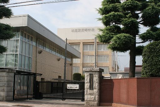 本庄東高等学校附属中学校の校舎の写真