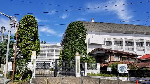 成田高等学校付属中学校の校舎の写真