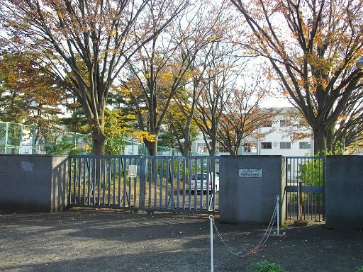東京学芸大学附属世田谷中学校の校舎の写真