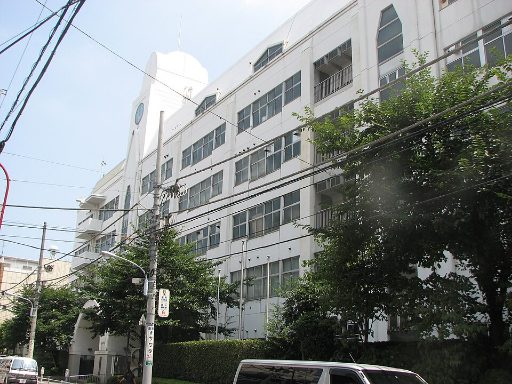 東京都立白鴎高等学校附属中学校の校舎の写真