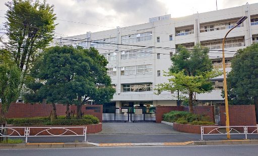 東京都立両国高等学校附属中学校の校舎の写真
