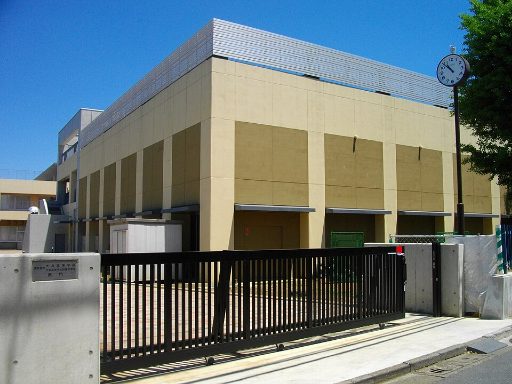 東京都立大泉高等学校附属中学校の校舎の写真