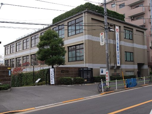 高輪中学校の校舎の写真