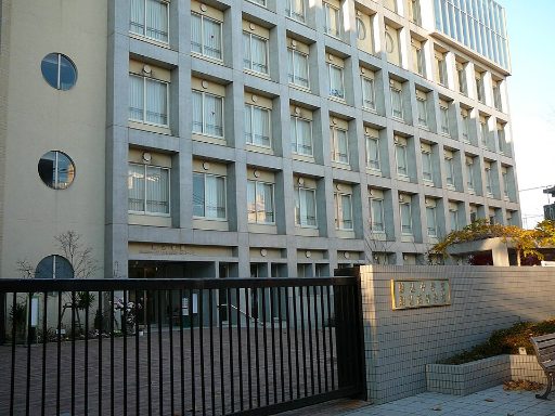 駒込中学校の校舎の写真