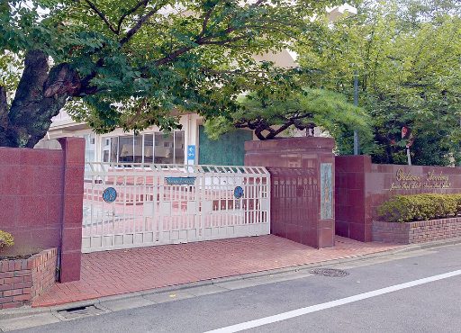 八雲学園中学校の校舎の写真