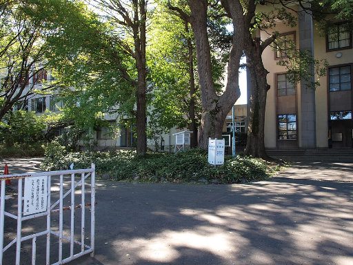 明治大学付属世田谷中学校の校舎の写真