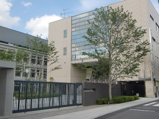 明治大学付属中野中学校の校舎の写真