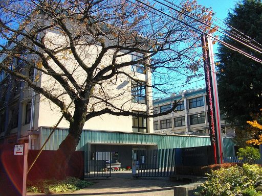 女子美術大学付属中学校の校舎の写真