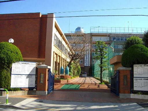 駿台学園中学校の校舎の写真