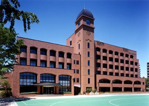 愛国中学校の校舎の写真