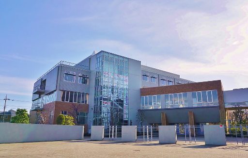 八王子実践中学校の校舎の写真
