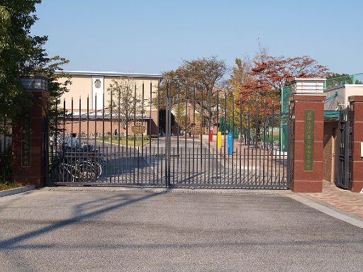 明治大学付属明治中学校の校舎の写真