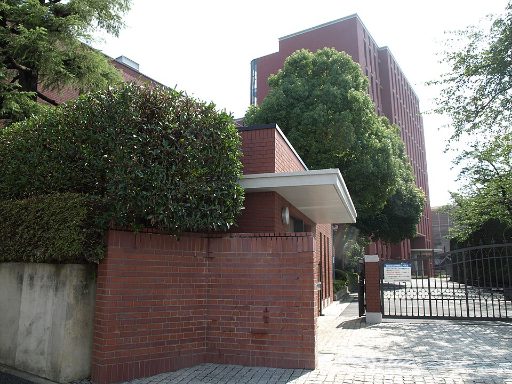 中央大学附属中学校の校舎の写真