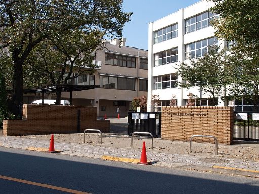 国立音楽大学附属中学校の校舎の写真
