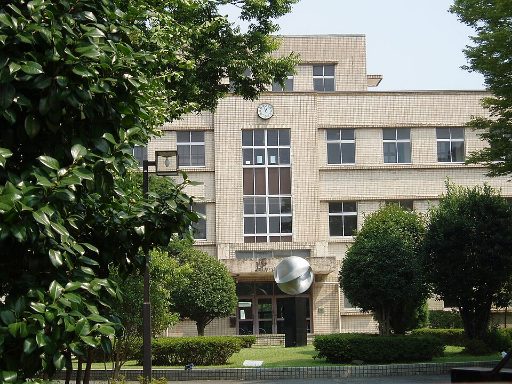 横浜国立大学附属横浜中学校の校舎の写真