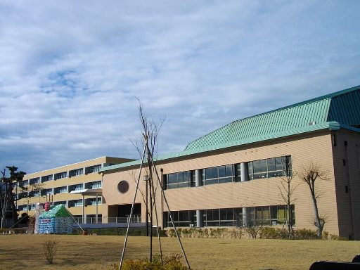 鶴見大学附属中学校の校舎の写真