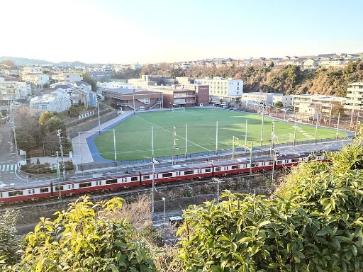 横浜中学校の校舎の写真