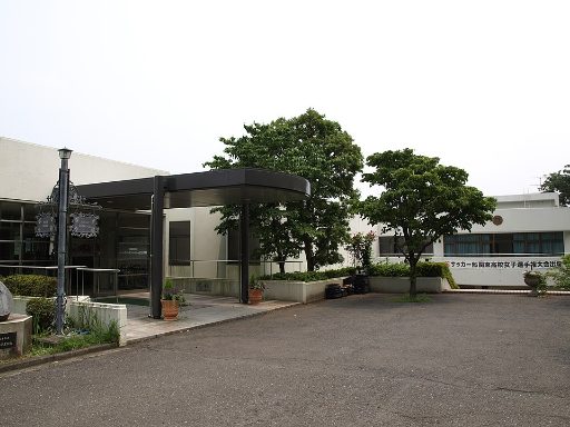 横浜翠陵中学校の校舎の写真