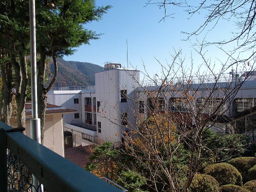 函嶺白百合学園中学校の校舎の写真