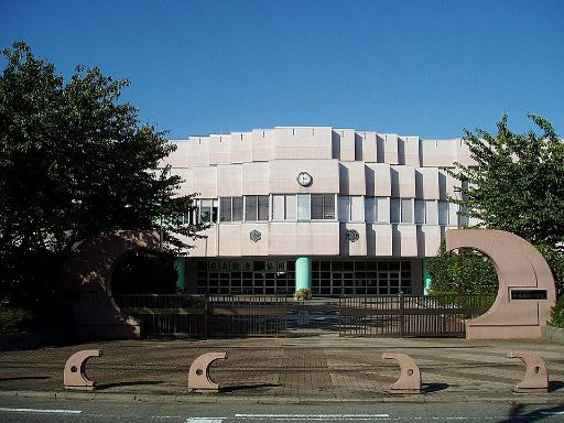 新潟大学附属新潟中学校の校舎の写真