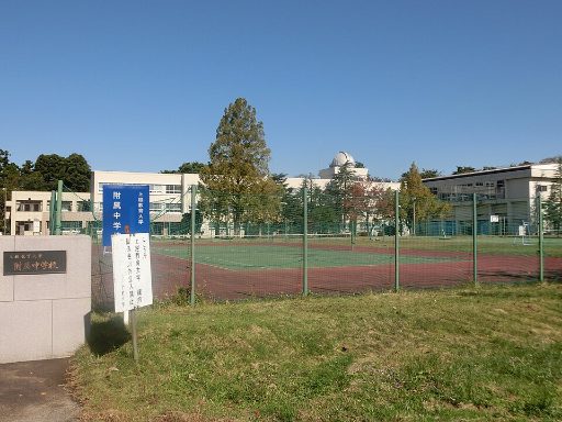 上越教育大学附属中学校の校舎の写真