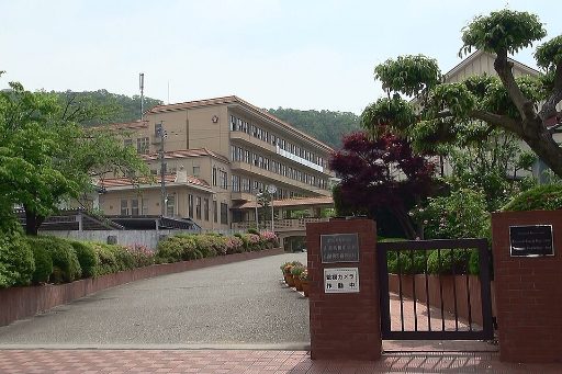 山梨英和中学校の校舎の写真