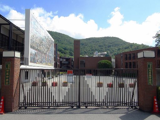 山梨学院中学校の校舎の写真