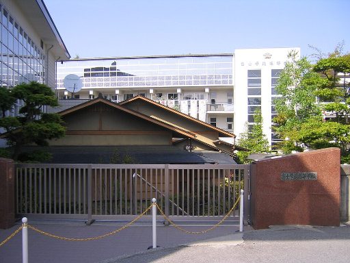 富士学苑中学校の校舎の写真