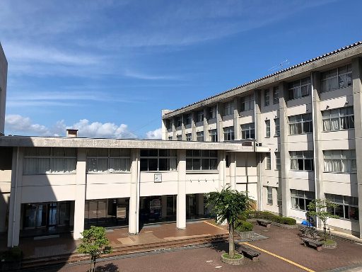 長野県諏訪清陵高等学校附属中学校の校舎の写真