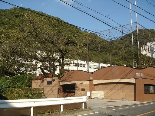 鶯谷中学校の校舎の写真