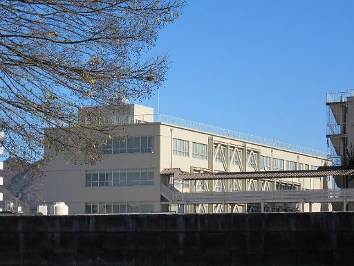 岐阜東中学校の校舎の写真
