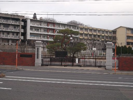 多治見西中学校の校舎の写真