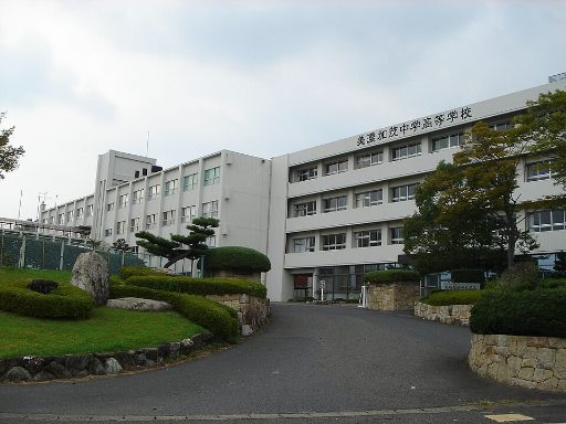 美濃加茂中学校の校舎の写真