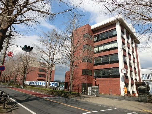 日本大学三島中学校の校舎の写真