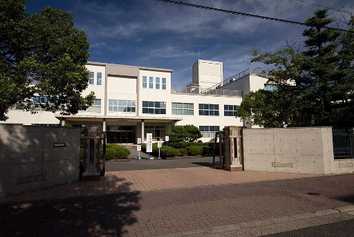 名古屋経済大学市邨中学校の校舎の写真