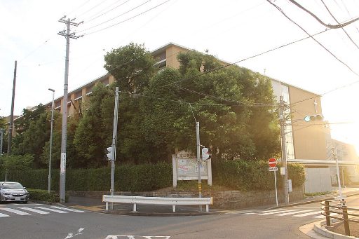 南山中学校の校舎の写真
