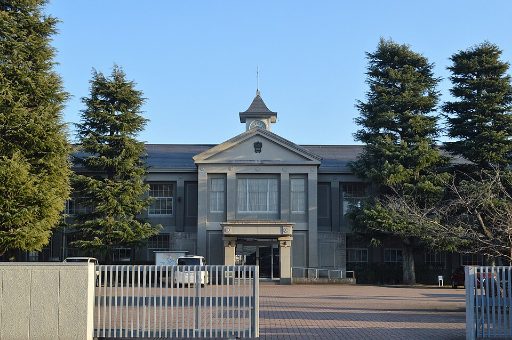 滝中学校の校舎の写真